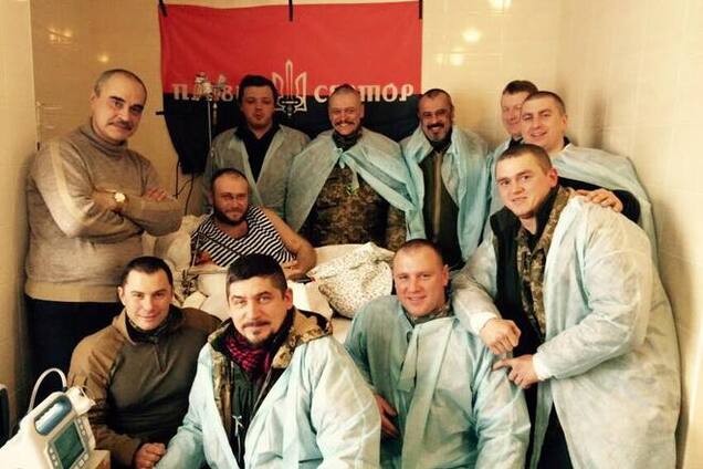 Комбаты проведали в больнице раненого Яроша