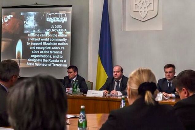 В Администрации президента наглядно объяснили иностранным дипломатам, кто устроил теракт в Мариуполе