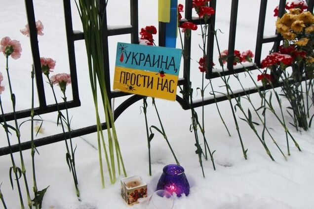 'Украина, прости нас!': жители Санкт-Петербурга пришли к украинскому посольству с цветами и свечами