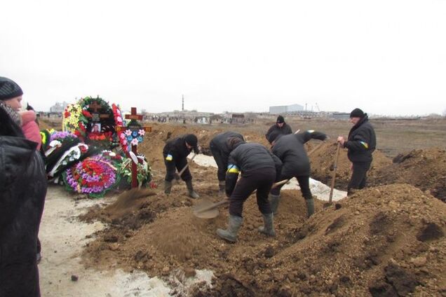 У Маріуполі попрощалися з жертвами теракту: трагічні фото
