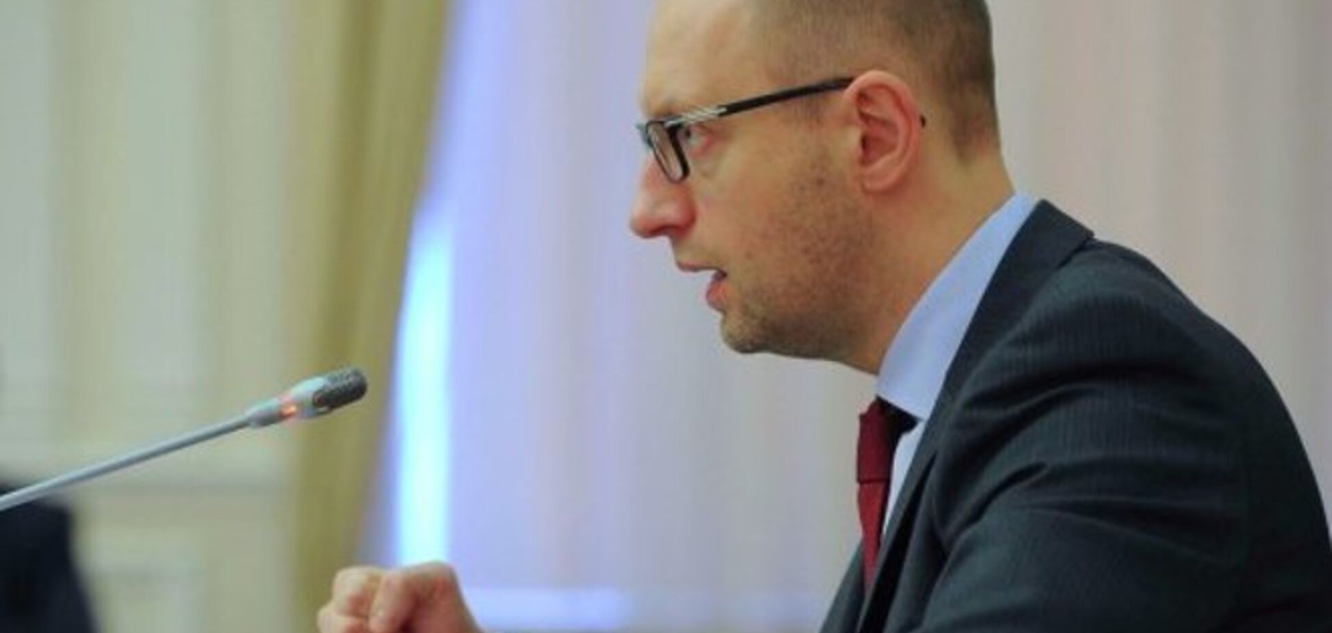 Яценюк поручил разбронировать госрезервы и просит гуманитарную помощь у Запада