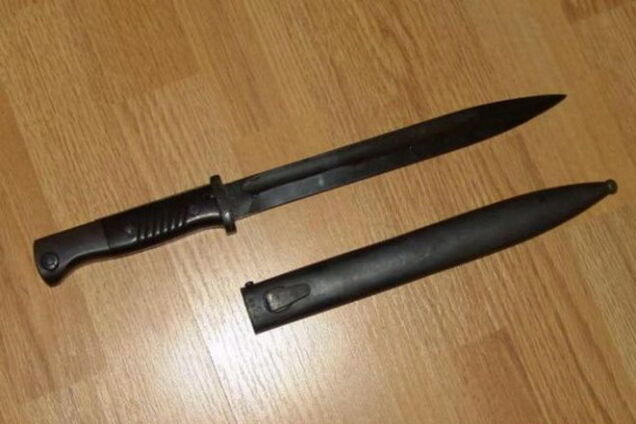 Уборщик детского сада разгуливал по Киеву со штык-ножом