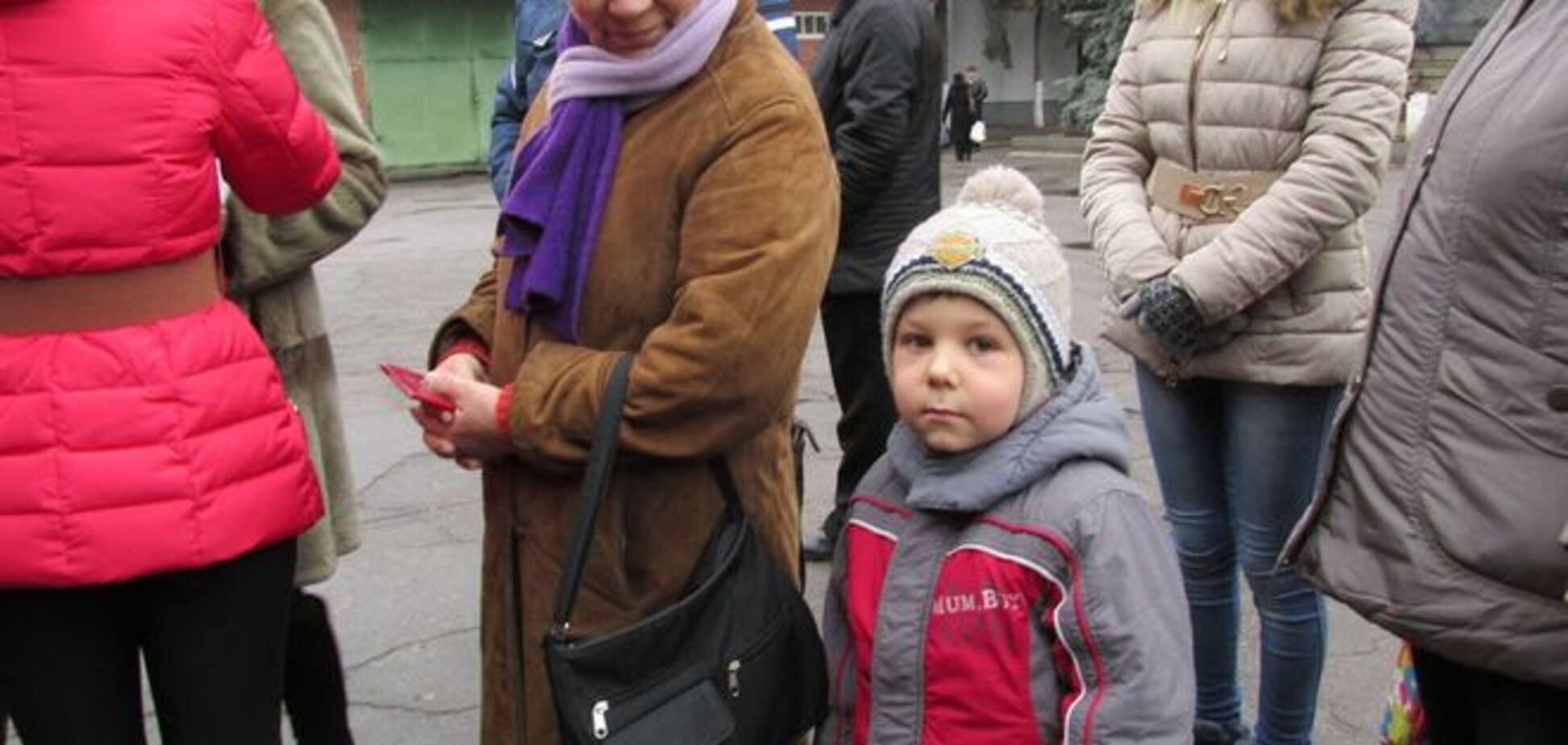 Из Марьинки и Красногоровки срочно эвакуируют детей, но террористы продолжают обстрелы городов