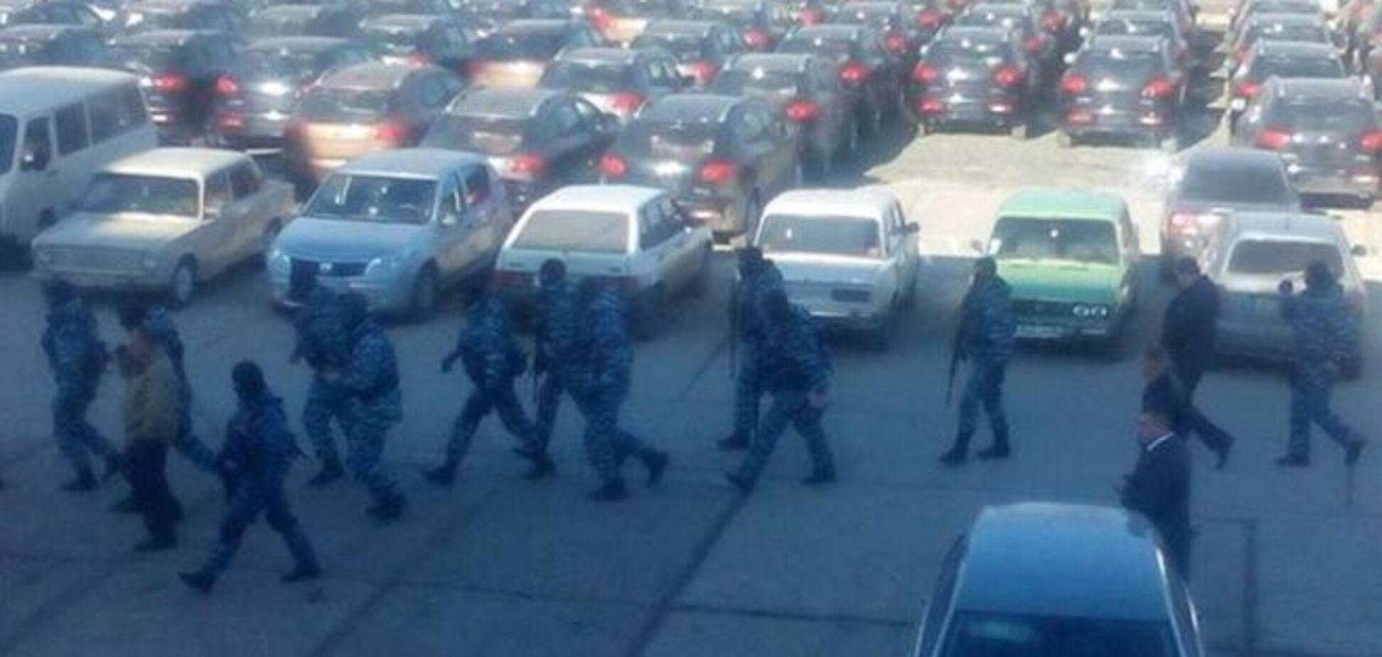 В Симферополе вооруженные оккупанты в масках оцепили крымскотатарский канал ATR: фотофакт