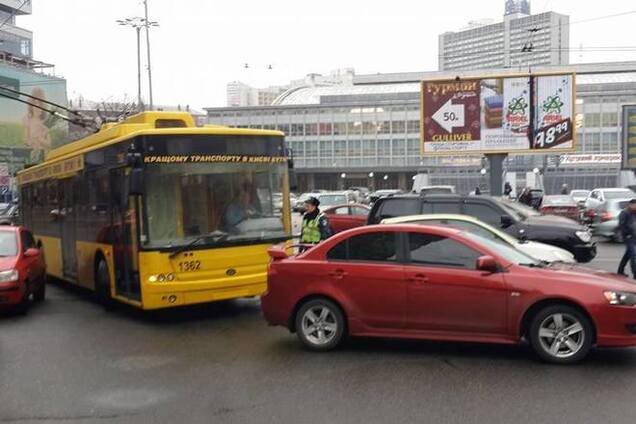 В Киеве иномарка припарковалась посреди дороги, хотя были места на парковке: фотофакт