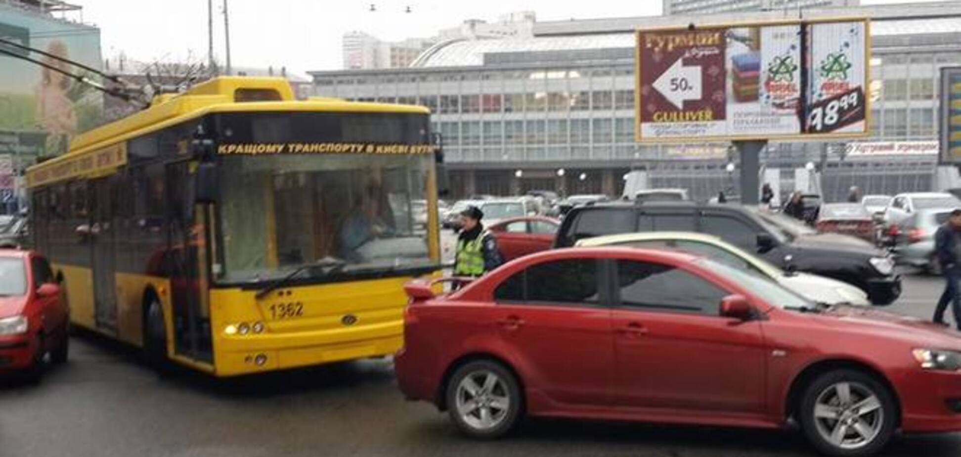 В Киеве иномарка припарковалась посреди дороги, хотя были места на парковке: фотофакт