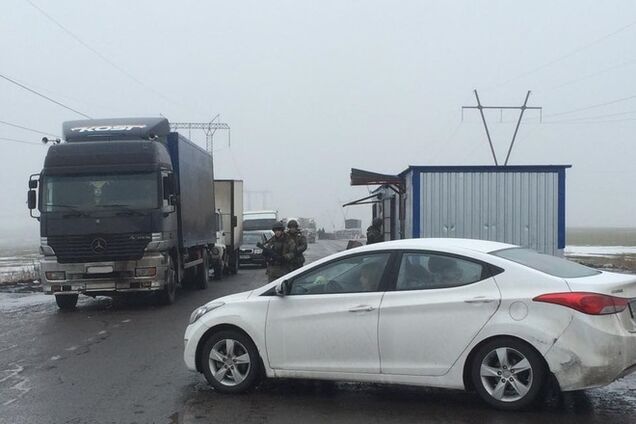 'Це дикість. Може бути десяток Волновах': ті, хто перетинають кордон зони АТО, потрапили у величезні пробки