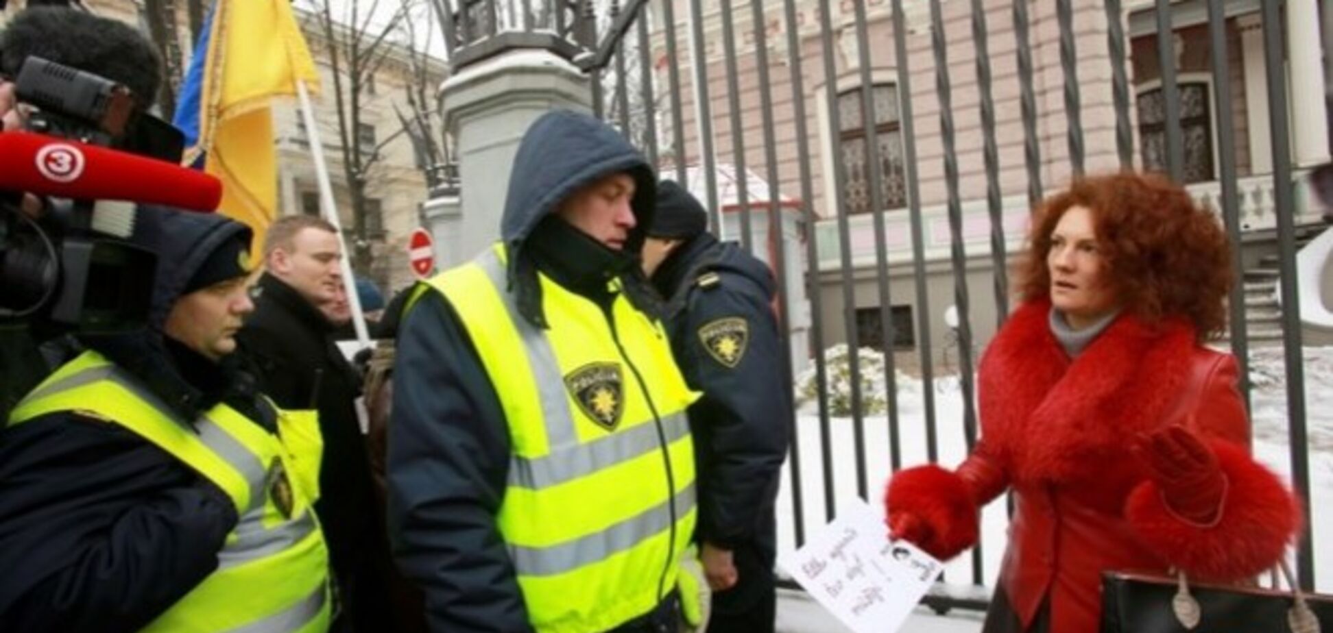 Два человека задержаны на пикете против агрессии России у посольства РФ в Риге 