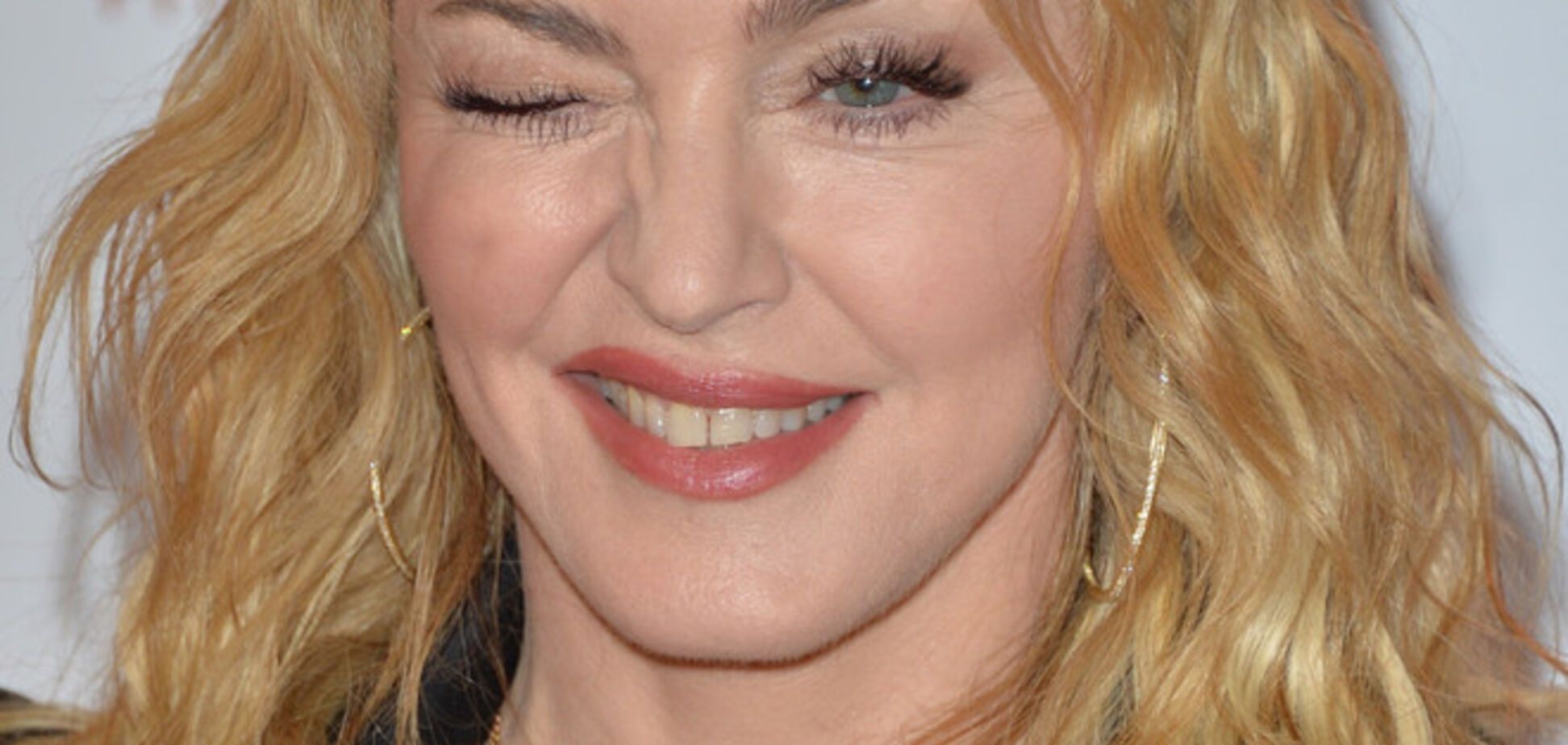  Мадонна вставила в нос кольцо в виде креста