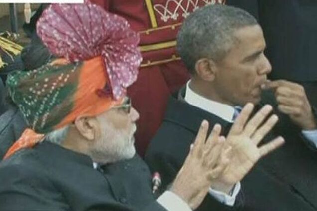 'Обама, перестань жевать!': в сети шквал критики вызвал поступок президента США на параде в Индии