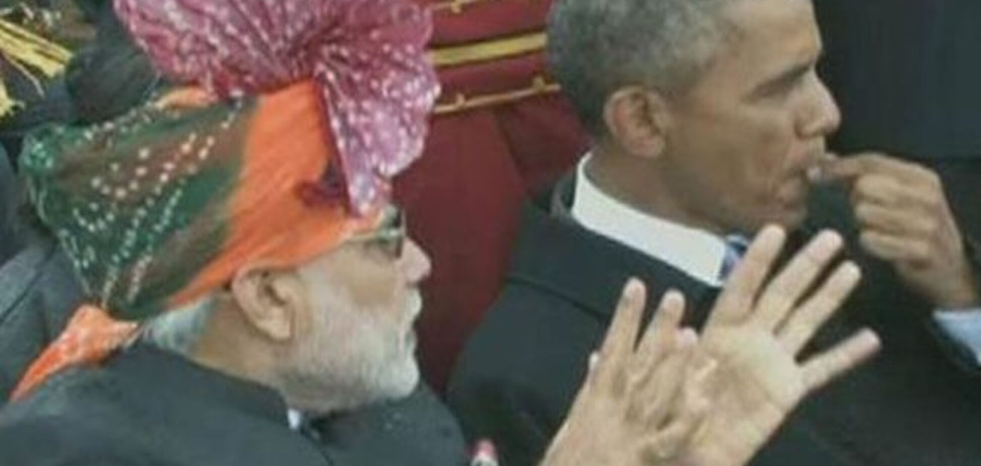'Обама, перестань жевать!': в сети шквал критики вызвал поступок президента США на параде в Индии