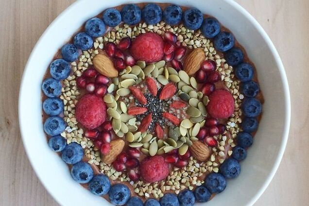 Девушка создает сакральные рисунки из веганской еды