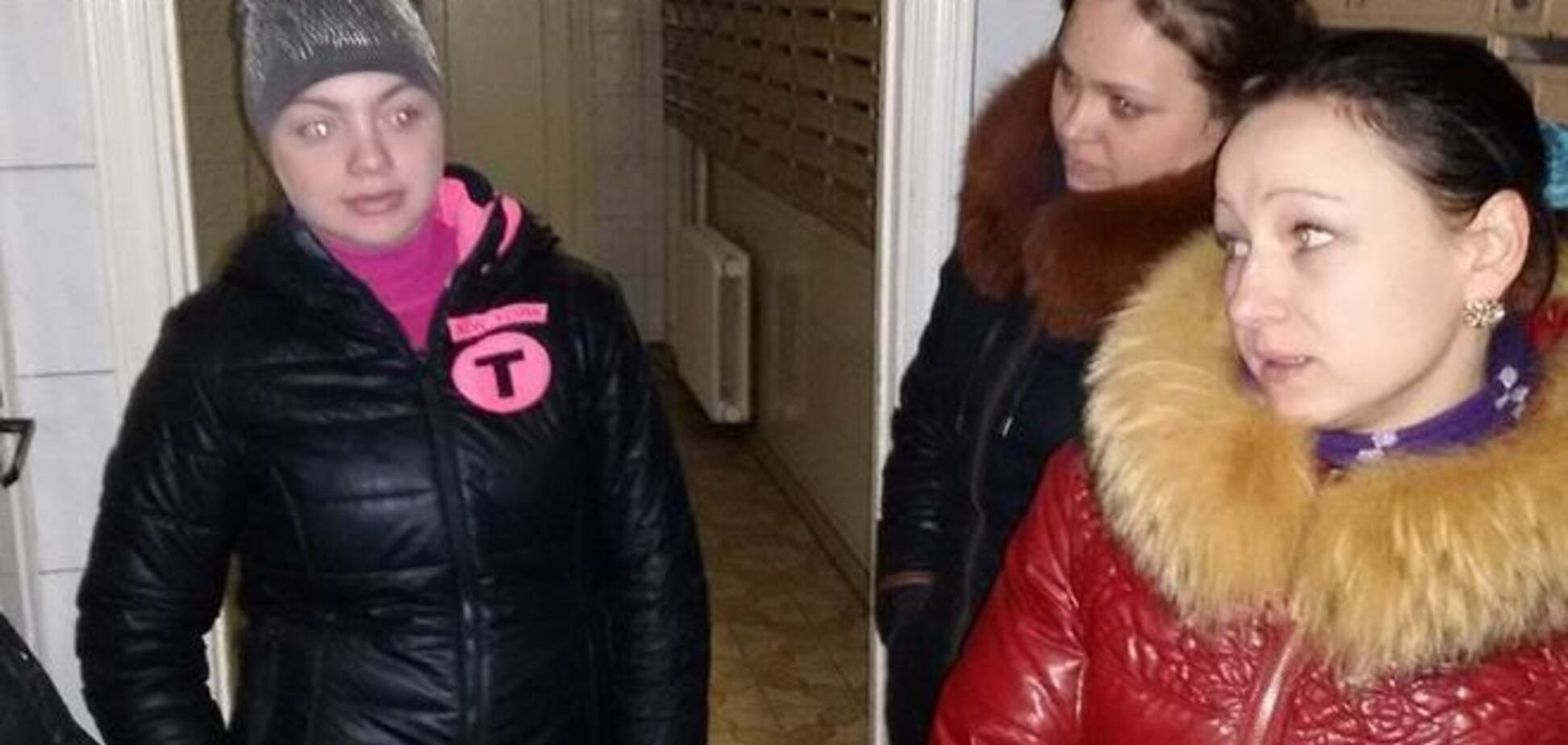 Бдительные киевляне заблокировали в подъезде денежных мошенниц: фото аферисток