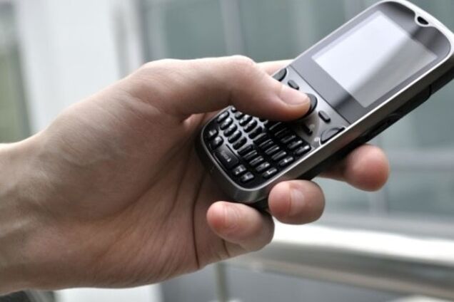 У Києві псевдоміліціонер відбирав мобілки у школярів