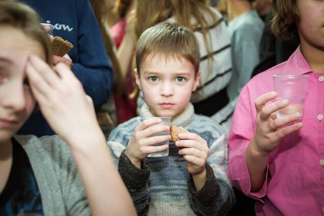'Хлеб и вода за Украину!' Сироты объявили голодовку против агрессии Путина: фото акции