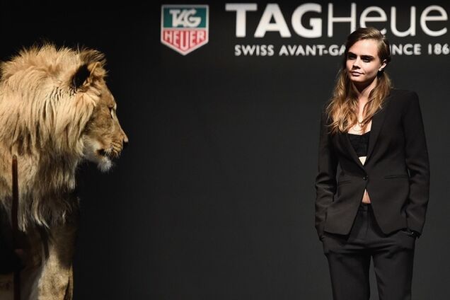 Модель Кара Делевинь устроила шоу с живым львом