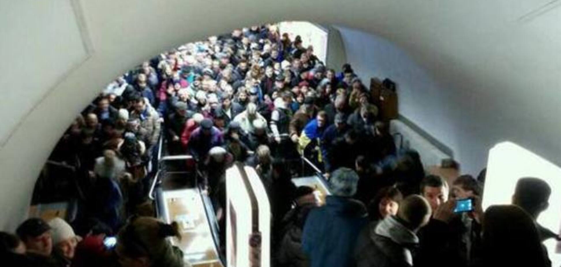 В киевском метро дежурная объявила пассажирам: 'Люди, улыбнитесь!'