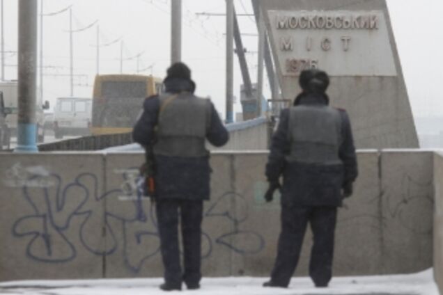 В Киеве усилили охрану дамбы ГЭС и мостов