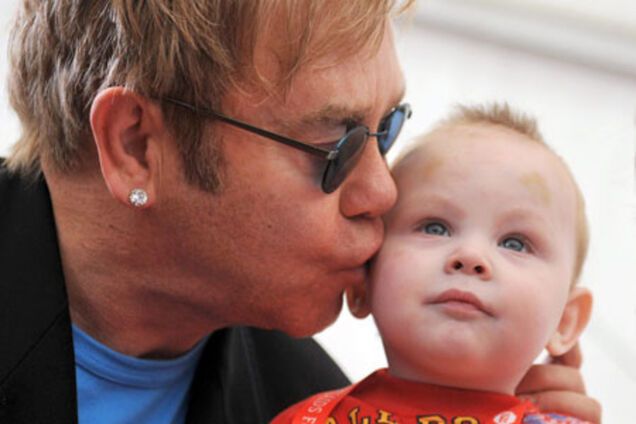 Мальчик, которого хотел усыновить Элтон Джон, прятался в ванной во время обстрела Мариуполя