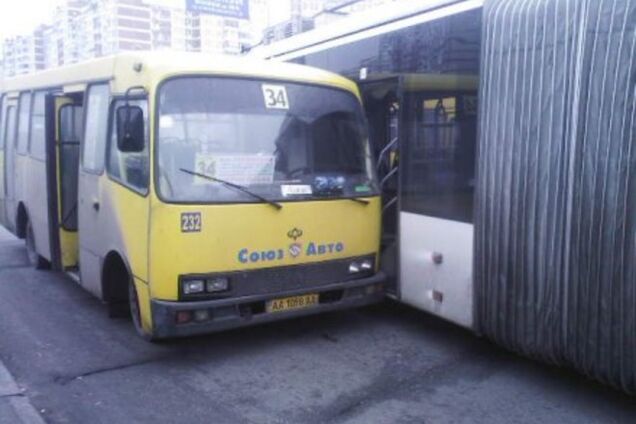 В Киеве столкнулись маршрутка и троллейбус: пострадала пассажирка с ребенком