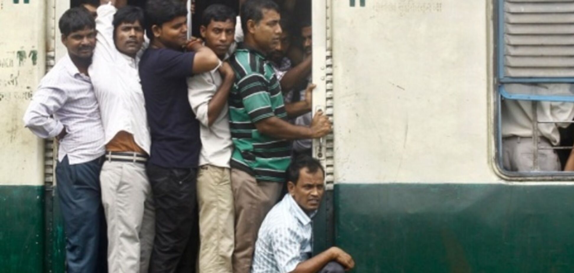 В Индии студенты погибли, делая селфи на фоне приближающегося поезда