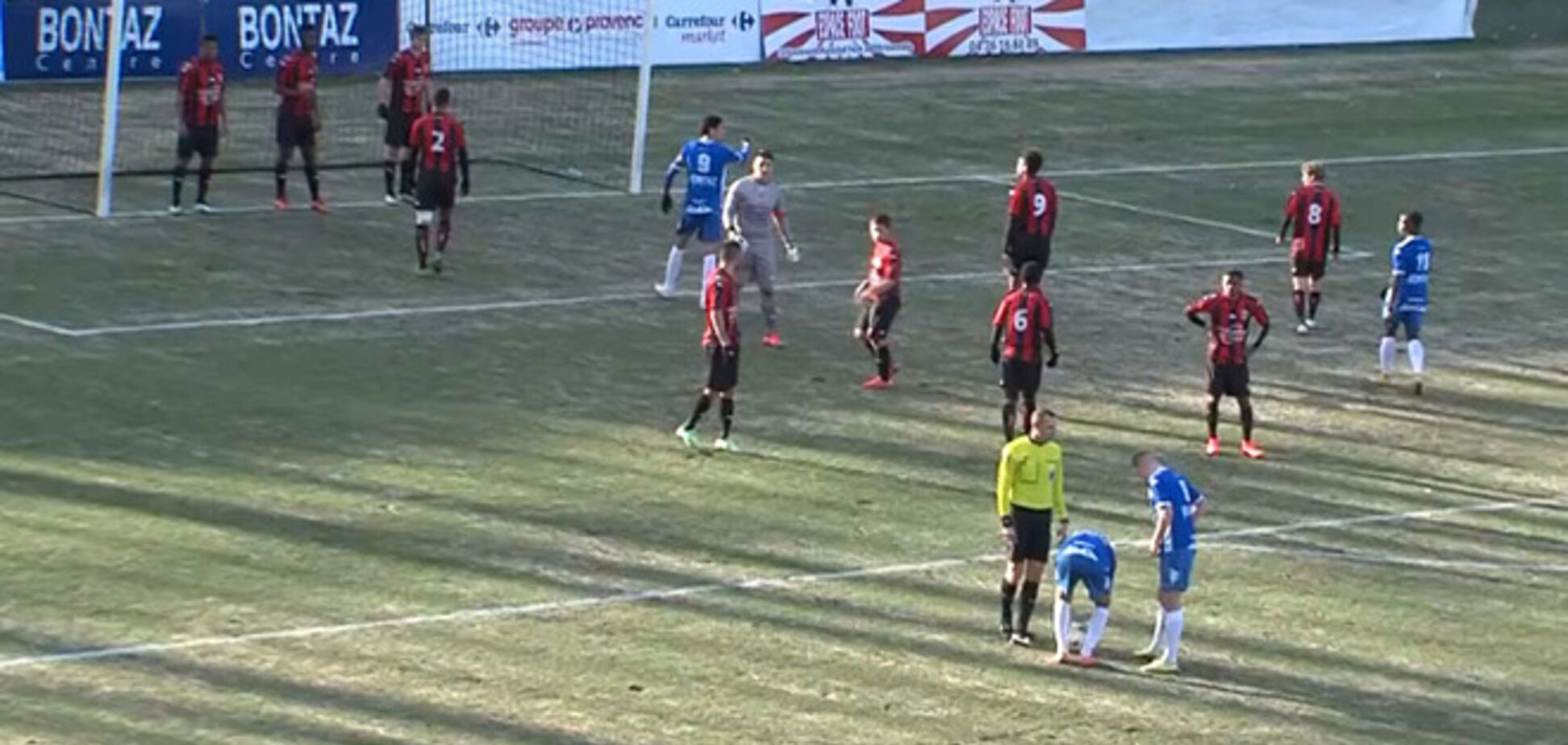 Французские футболисты придумали необычный способ отбивать штрафные