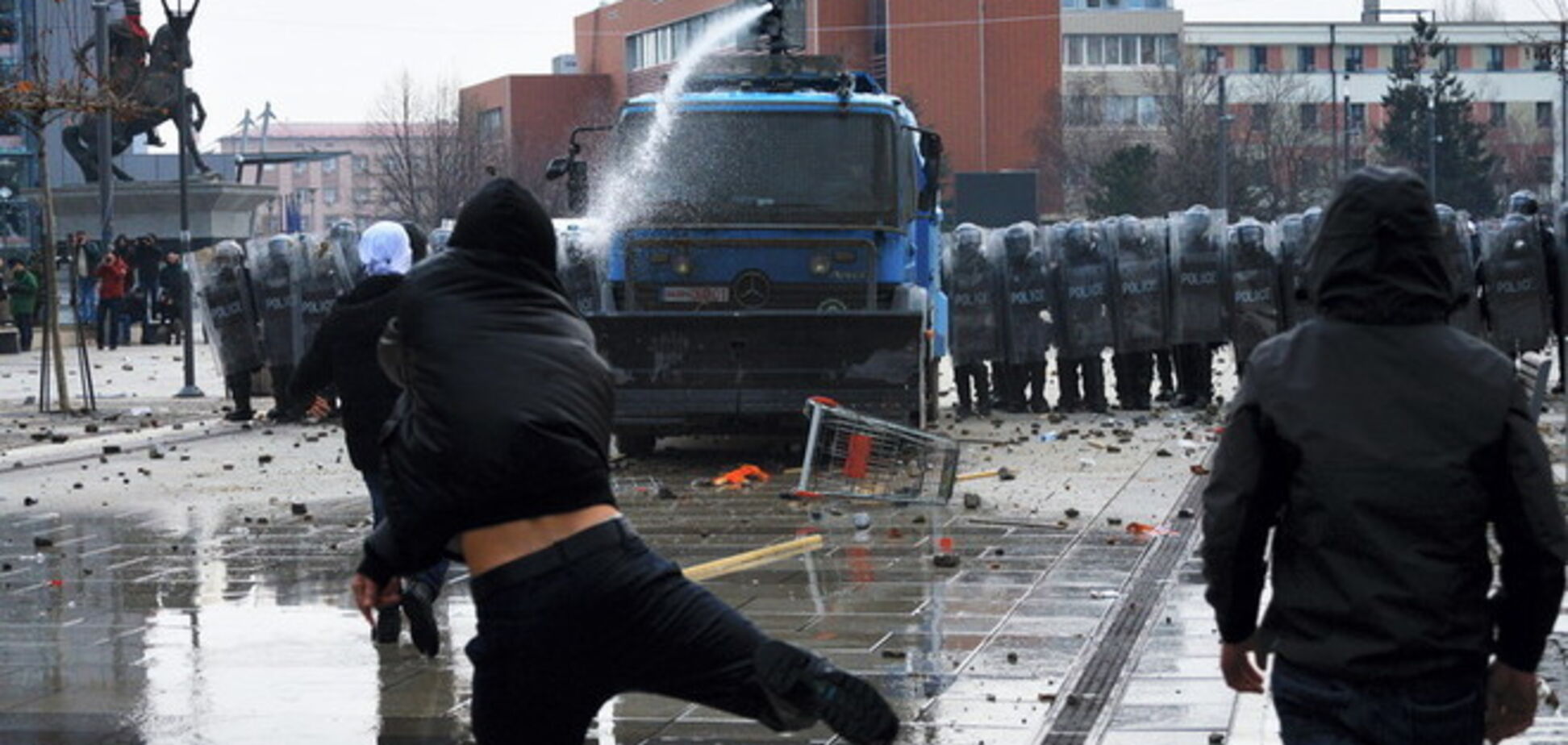 В Косово из-за требований уволить министра-серба пострадали десятки человек: фото и видео столкновений