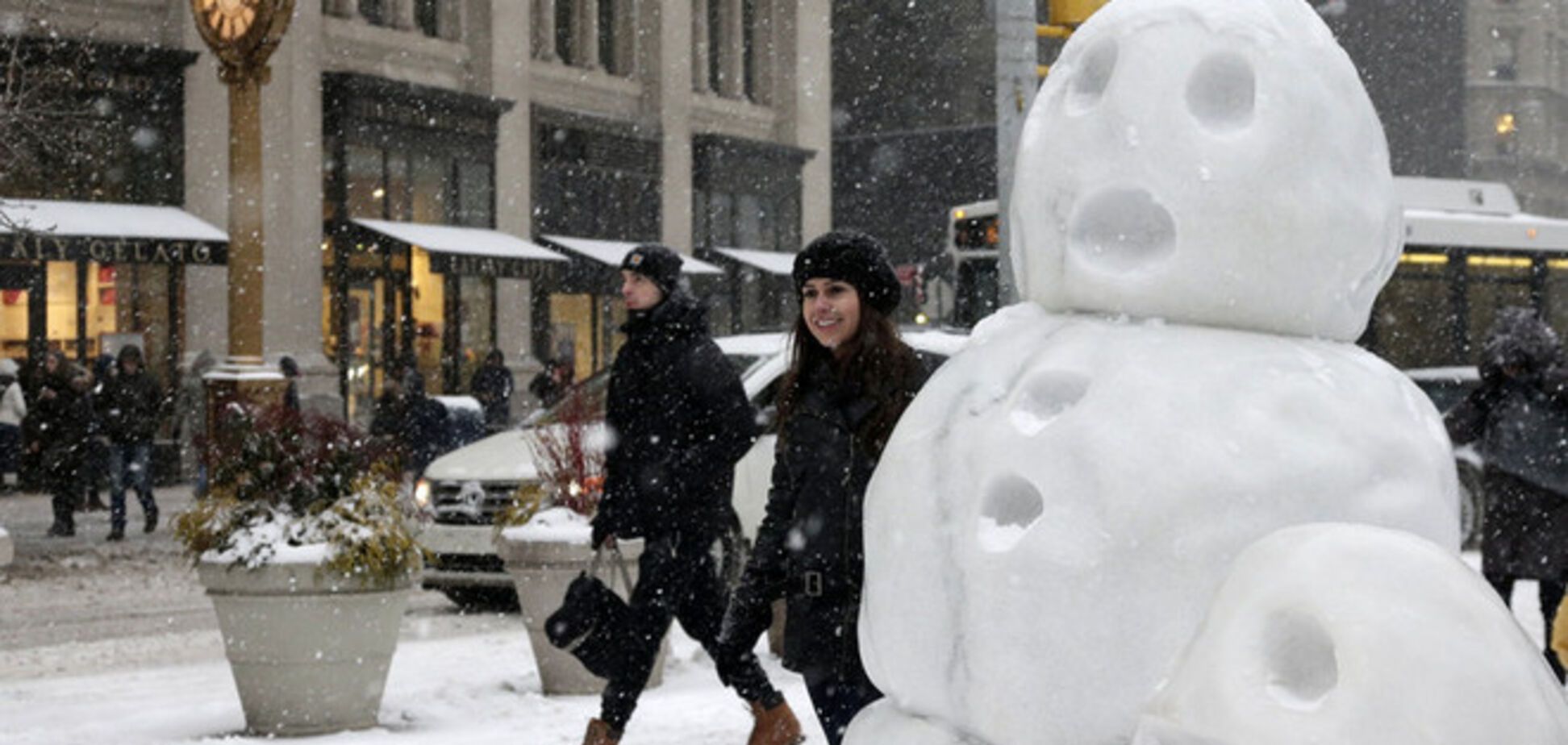 Нью-Йорк 'захватили' снежные монстры: фотофакт