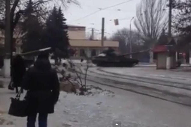 Колонна российских танков 'колесит' по улицам Енакиево: видеофакт