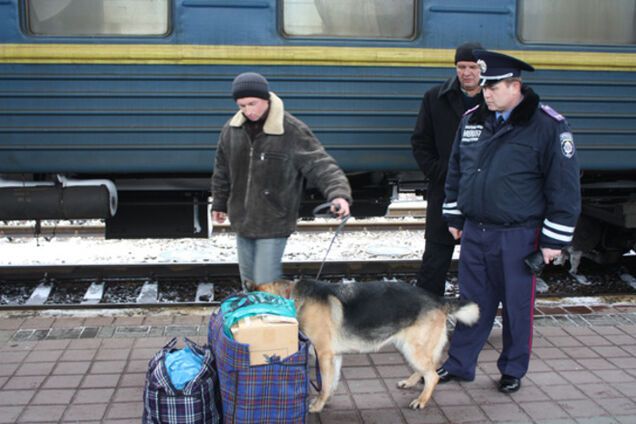 Як охороняють Київ: озброєні люди помічені на вокзалах, мостах і електростанціях
