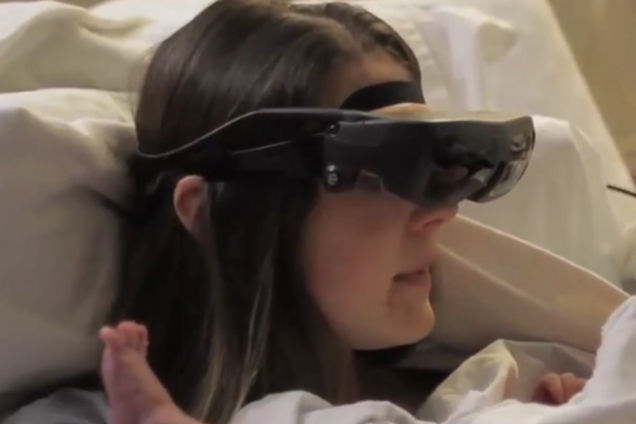 Электронные очки позволили почти слепой женщине впервые увидеть своего ребёнка