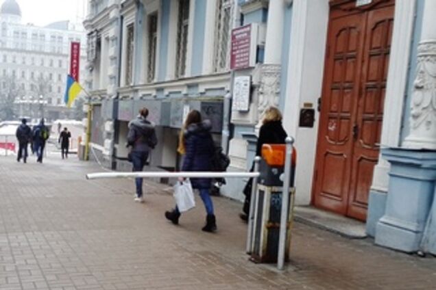 В центре Киева на тротуаре неожиданно появился шлагбаум: фотофакт