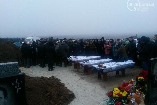 В Мариуполе похоронили семью, погибшую в ходе обстрела города террористами