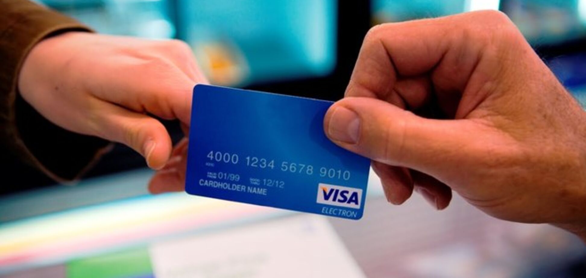 Отключение от SWIFT: россияне даже не смогут рассчитаться карточкой в магазине