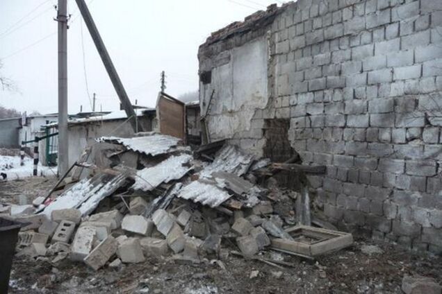 Террористы обстреливают Крымское: около 100 жителей, включая детей, оказались в ловушке