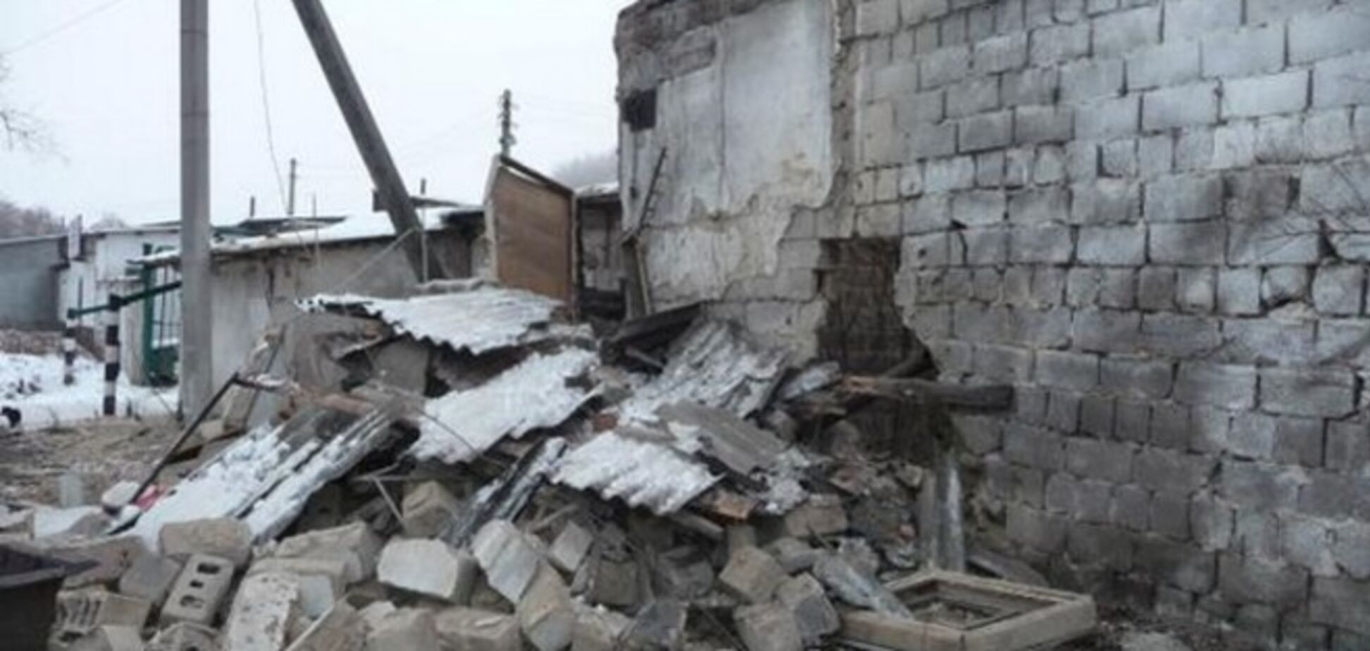 Террористы обстреливают Крымское: около 100 жителей, включая детей, оказались в ловушке