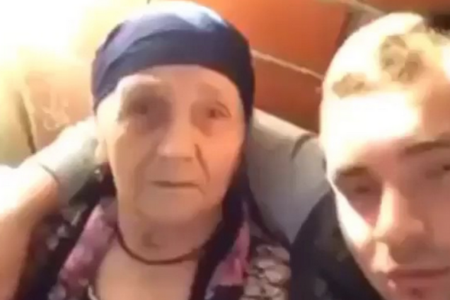 Автор селфи 'по-кавказски' получил оплеуху от матери: видеофакт