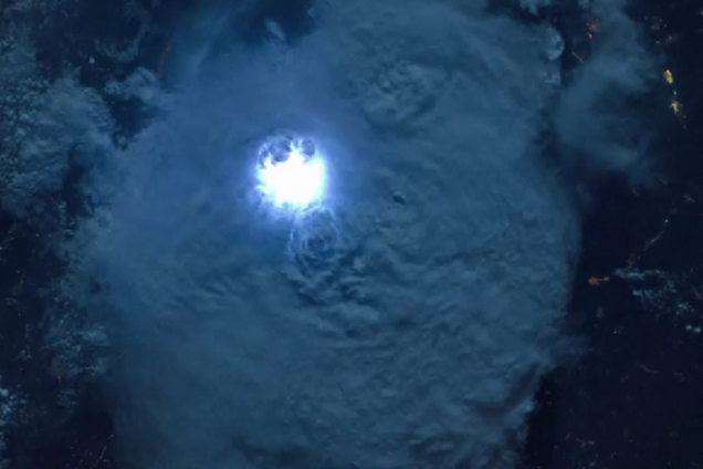 Астронавт сделал удивительные фото молнии из космоса