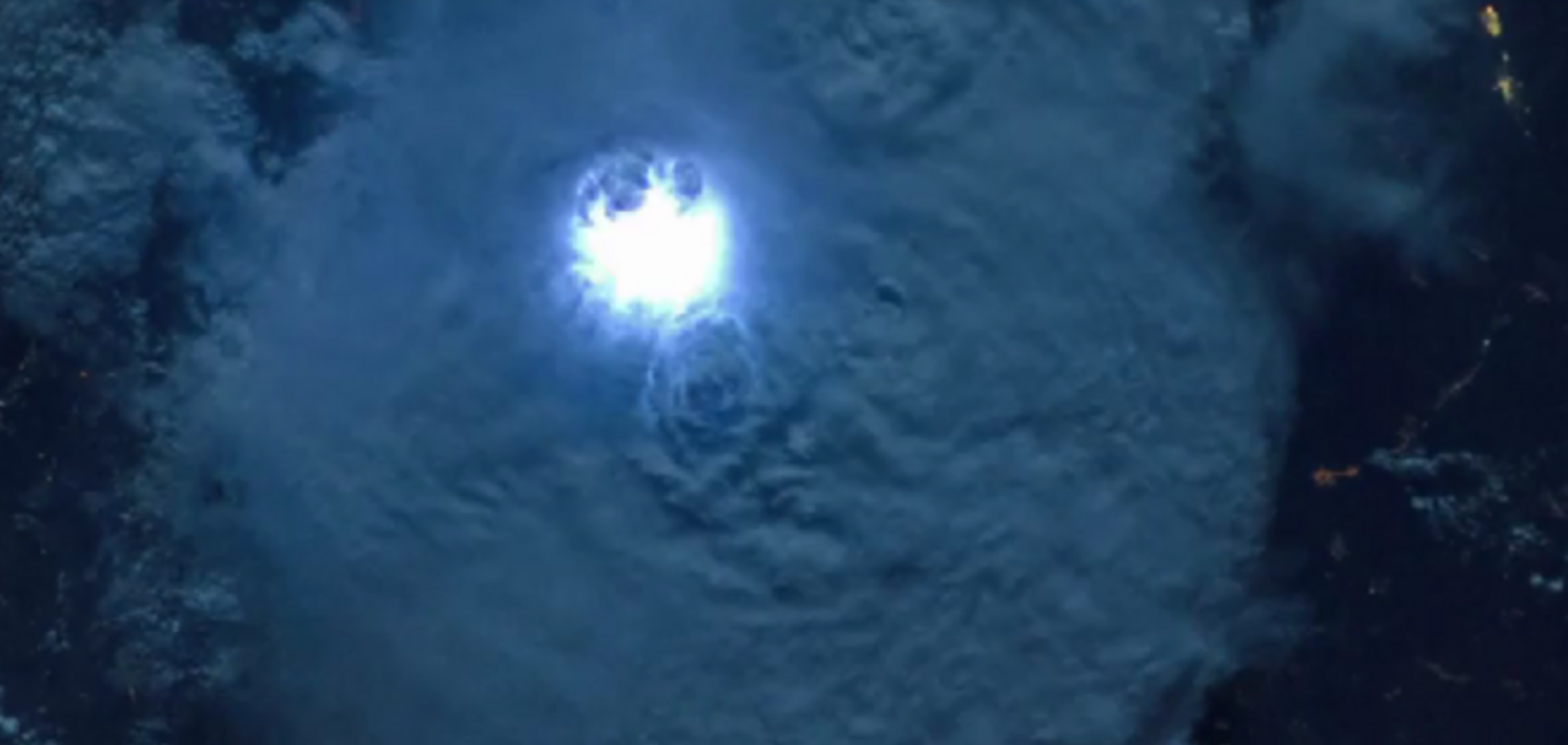 Астронавт сделал удивительные фото молнии из космоса