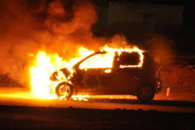 В Киеве высоковольтный кабель упал на автомобиль: произошел взрыв