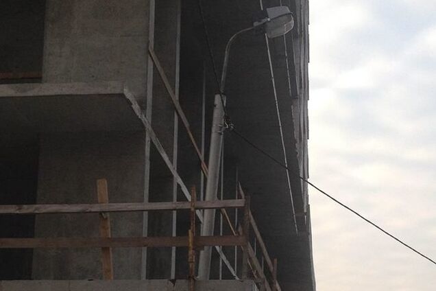 В Киеве фонарный столб 'замуровали' в новострой: фотофакт