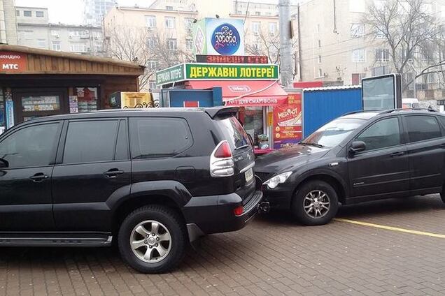 В Киеве бизнесмены придумали новый способ защиты МАФов с помощью джипов: фотофакт