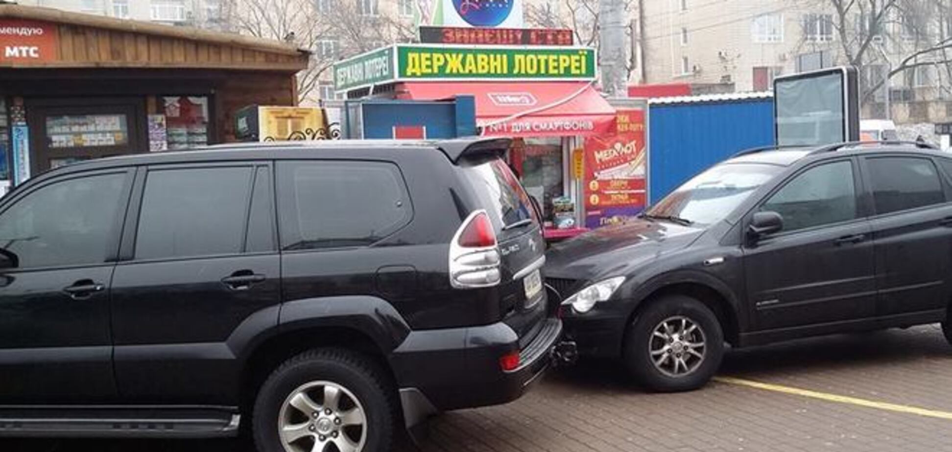 В Киеве бизнесмены придумали новый способ защиты МАФов с помощью джипов: фотофакт