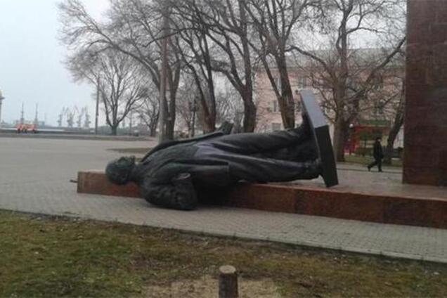 В Бердянске неизвестные в камуфляже снесли огромный памятник Ленину: фотофакт