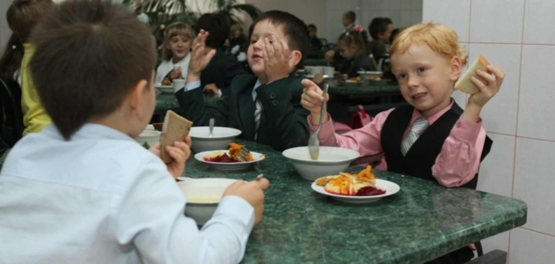 В школах Киева вернули бесплатные обеды для младшеклассников