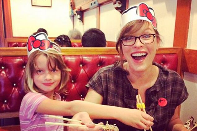 7-летняя дочь Милы Йовович разбивает доску с одного удара