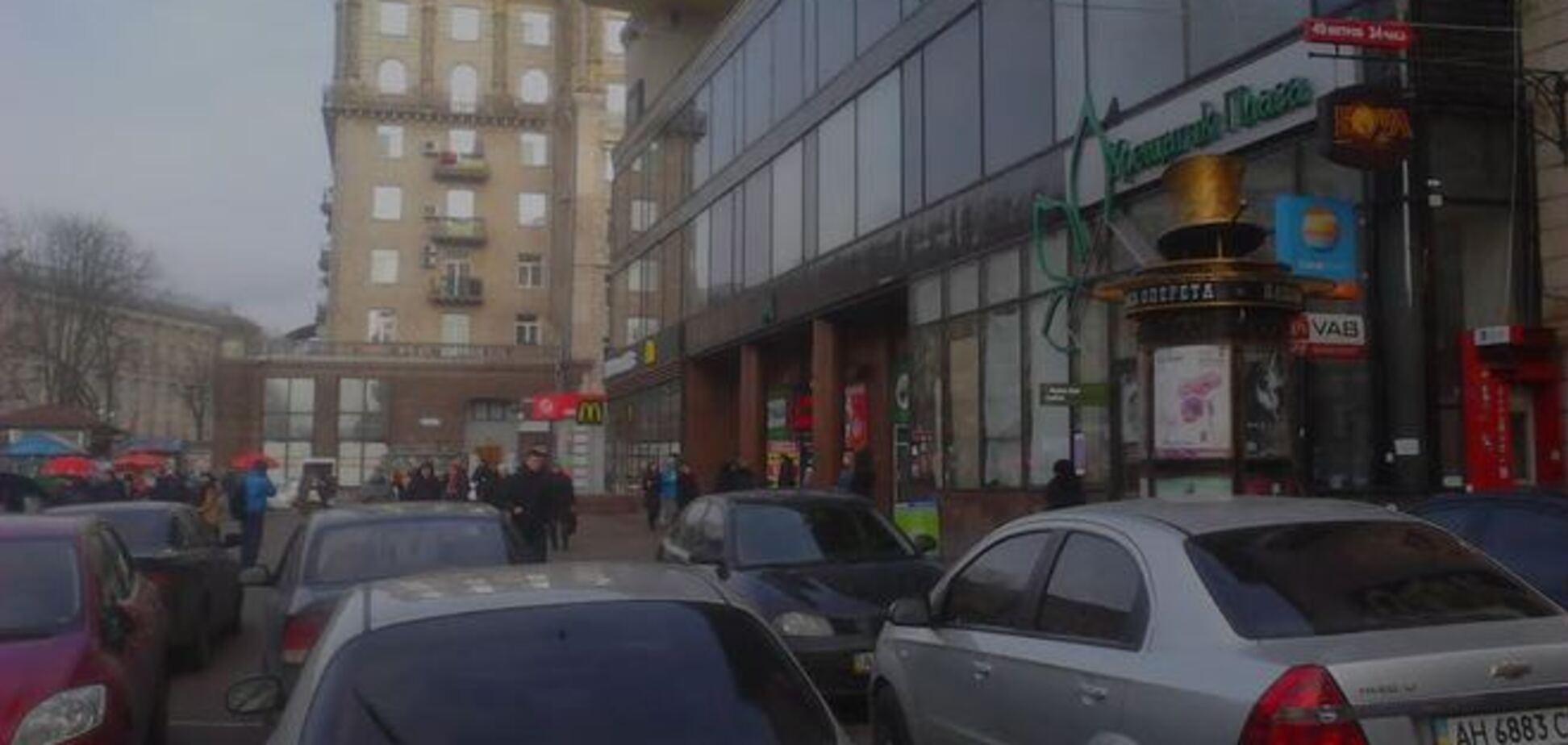 На Крещатике автомобили незаконно паркуются и ездят по тротуару: фотофакт