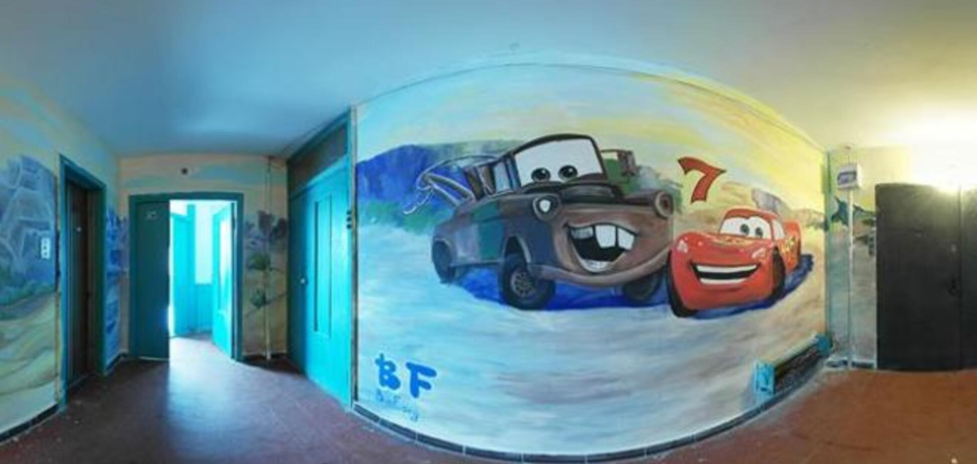 В Киеве подъезд высотки украсили 'тачками': опубликованы фото