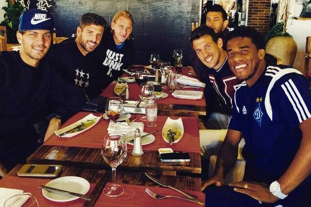 Динамовцы расслабляются после тренировок: фото 'вечеринки'