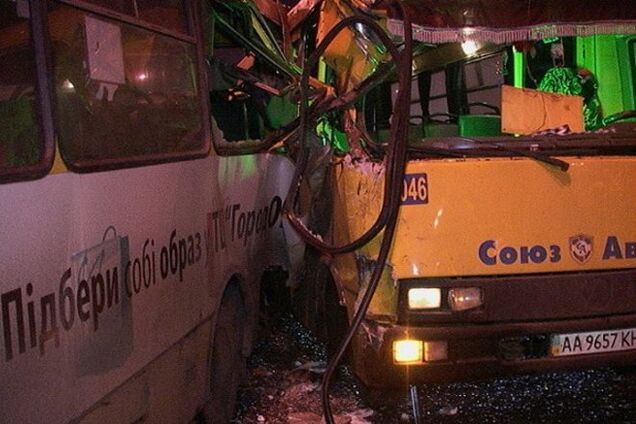 В Киеве столкнулись три маршрутки: опубликованы фото ДТП